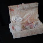 caixa revestida com plastico, espuma, linha e objetos em atadura gessada 33x14x20cm 2