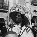 Pierre Verger - Embaixada Mexica na, Carnaval, Salvador, Brasil - 1951 - gelatina e prata - cr+®dito Funda+º+úo Pierre Verger