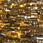 Noite no Conjunto de favelas no Alemao, Rio de Janeiro, Brasil.