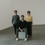 Da esq. para a dir.: Eder Alencar, Matheus Seco e Luciana Saboia, do grupo Plano Coletivo, curadores do Pavilhão do Brasil na 19ª Mostra Internacional de Arquitetura – La Biennale di Venezia © Maressa Andrioli / Fundação Bienal de São Paulo.