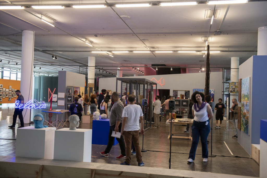 Instalação "Os meninos não sei que juras fraternas fizeram", do coletivo Vilanismo durante a 36ª Bienal de São Paulo. 07/09/2025 © Levi Fanan / Fundação Bienal de São Paulo