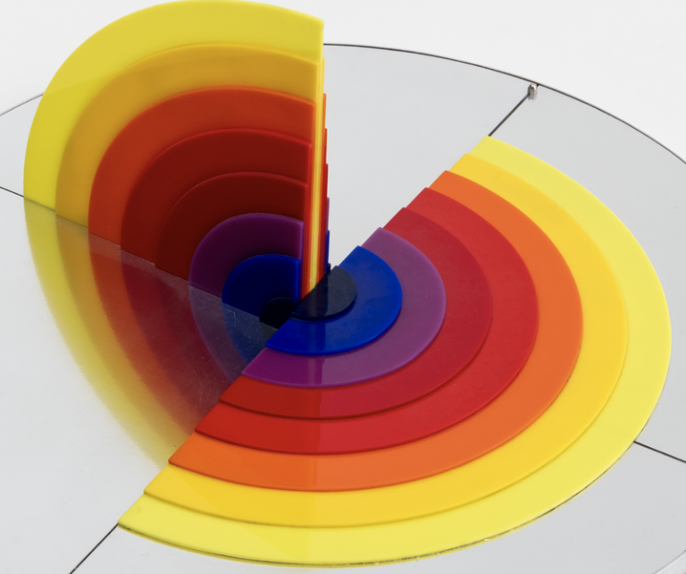 Gradações cromáticas e formas geométricas.